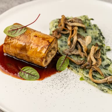 Рулет из куриного филе с вешенками, картофелем, шпинатом и соусом демиглас 