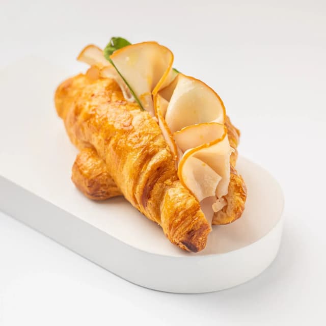 Круассан с ветчиной из индейки и сыром