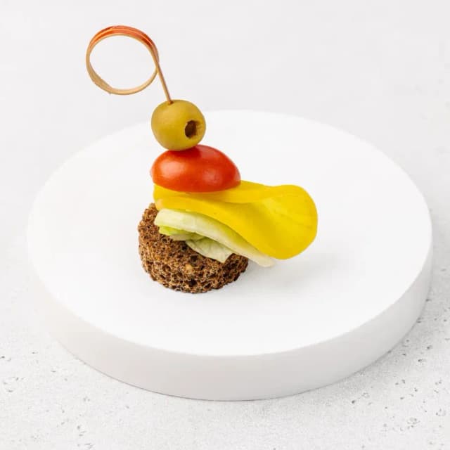 Антипасти с черри, дайконом и оливкой на бородинском тосте