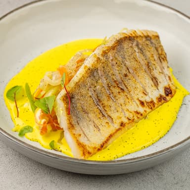 Судак на подушке из фенхеля, моркови и базилика со сливочно-цитрусовым с соусом 