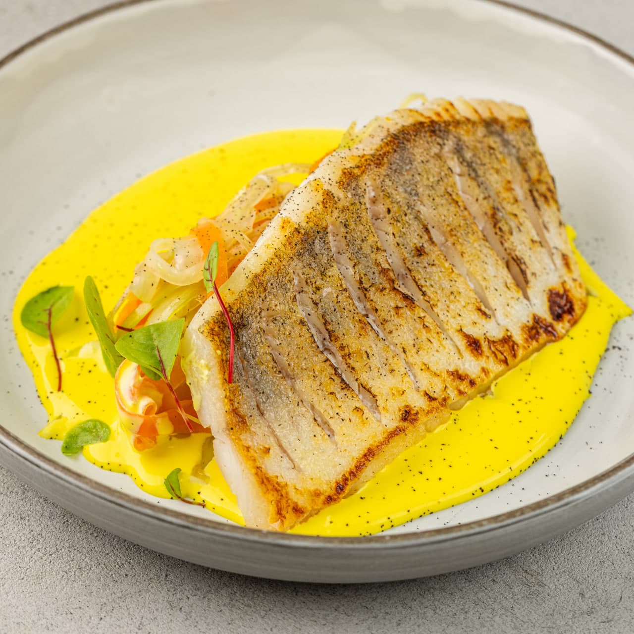 Судак на подушке из фенхеля, моркови и базилика со сливочно-цитрусовым с соусом 