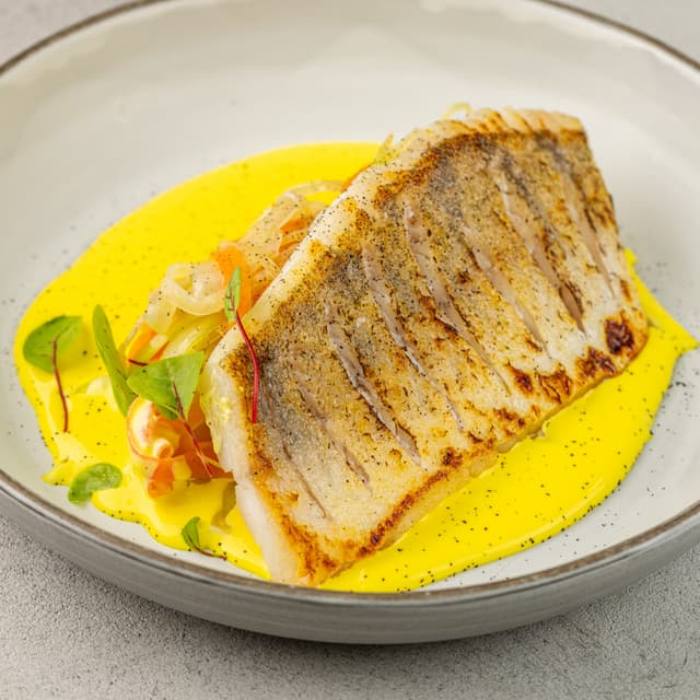 Судак на подушке из фенхеля, моркови и базилика со сливочно-цитрусовым с соусом 