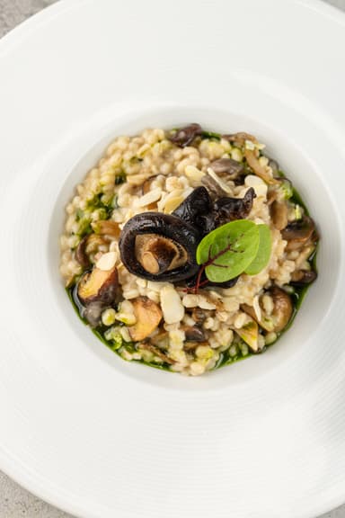 Перлотто с шиитаке, вешенками и древесными грибами