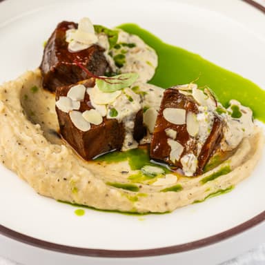 Говяжьи щечки с картофельно-трюфельным муссом, грибным соусом и зеленым маслом 