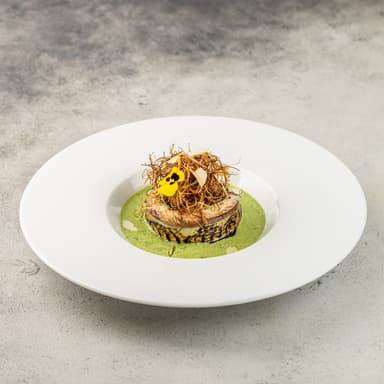 Скумбрия с баклажаном цукини и шпинатным соусом 