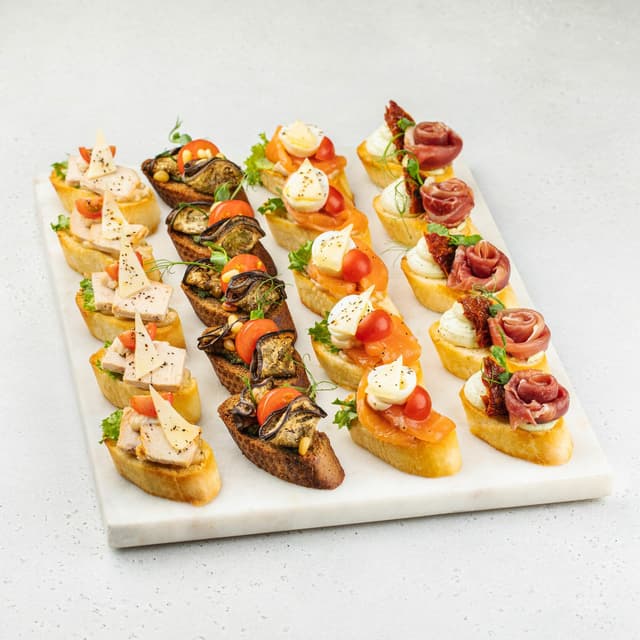 Брускетта со слабосоленым лососем и соусом цезарь