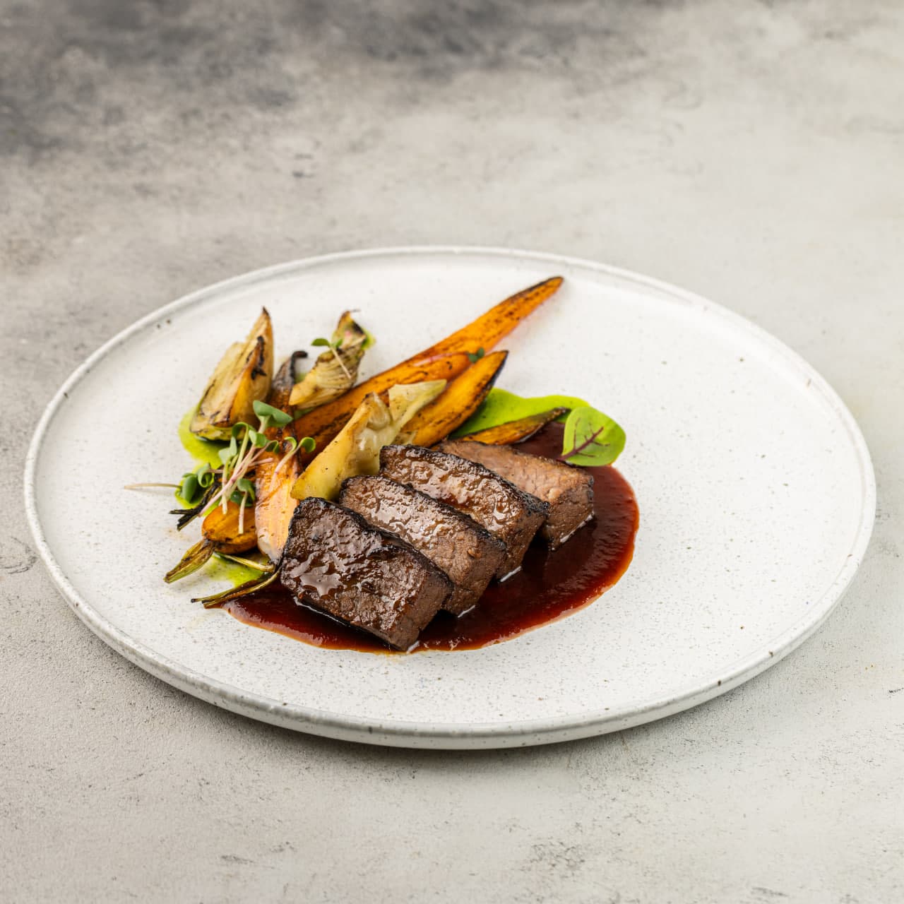 Брискет длительно томления с печеным фенхелем, морковью и медовым демигласом