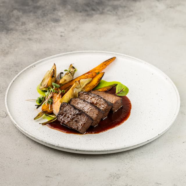 Брискет длительно томления с печеным фенхелем, морковью и медовым демигласом