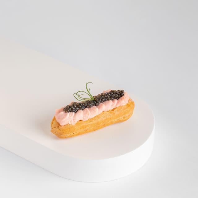 Мини-эклер с муссом из лосося и икрой из щуки