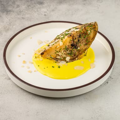 Стейк из белокочаной капусты с кокосово-лимонным соусом и лепестками миндаля 