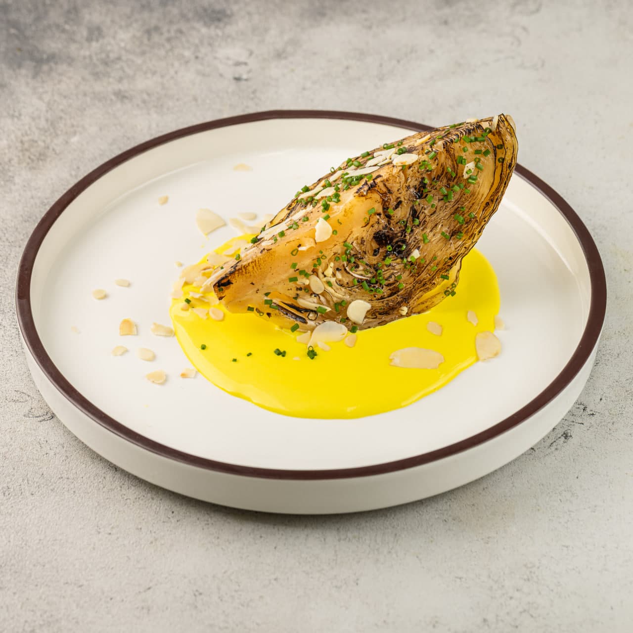 Стейк из белокочаной капусты с кокосово-лимонным соусом и лепестками миндаля 