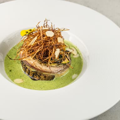 Скумбрия с баклажаном цукини и шпинатным соусом 