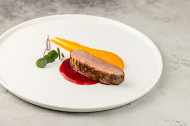 Утиная грудка с муссом тыквы и брусничным соусом