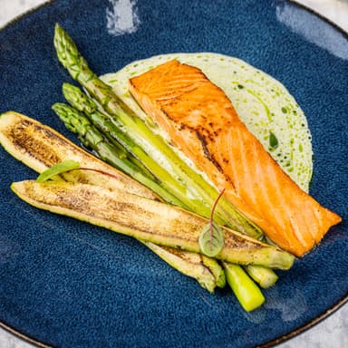 Стейк из лосося с зеленой спаржей, цукини и соусом берблан