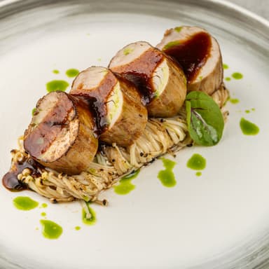 Медальон из свиной вырезки с эноки в перечно-имбирном соусе