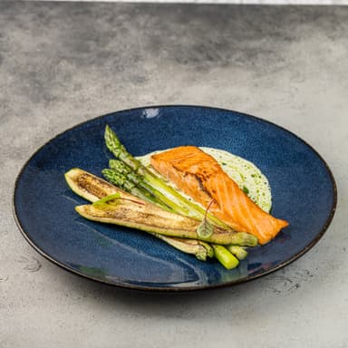 Стейк из лосося с зеленой спаржей, цукини и соусом берблан