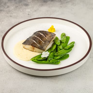 Угольная треска со стручковым горошком в сливочно-цитрусовым соусе