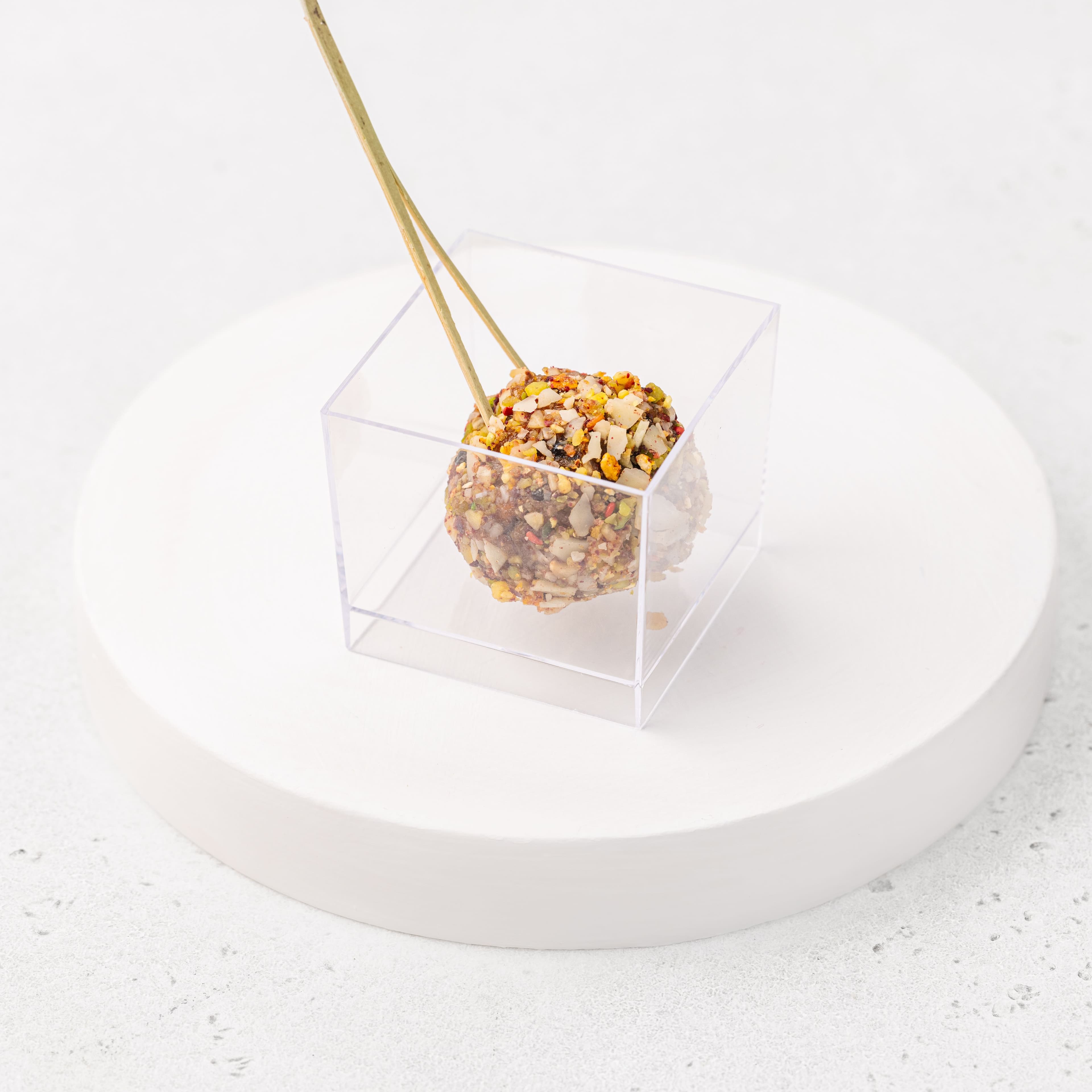 Сфера из финика, кураги, чернослива в рубленных миндальных лепестках