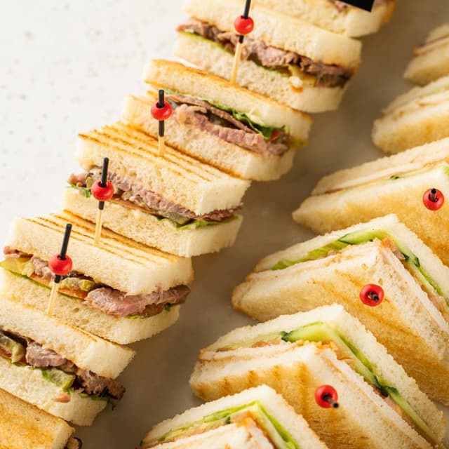 Сэндвич с томленой индейкой сувид и свежими огурчиками