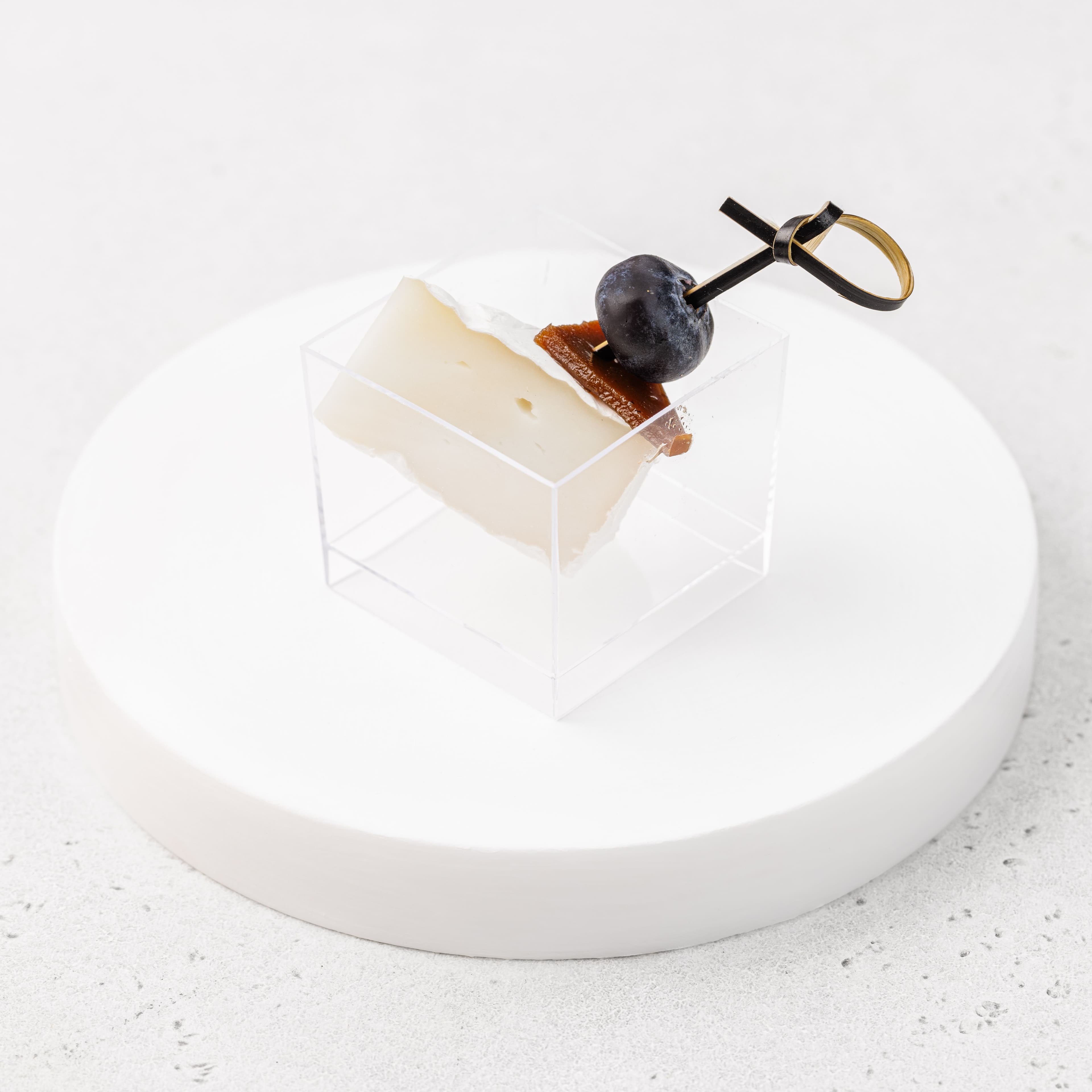 Камамбер с ягодной пастилой и голубикой