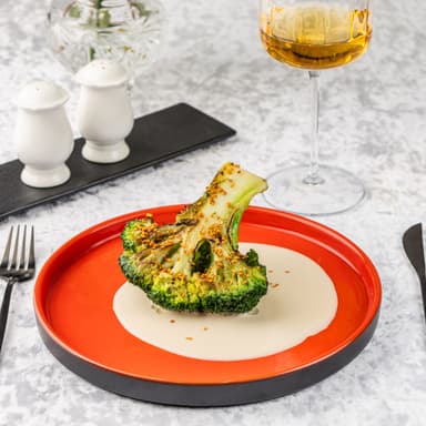 Стейк из брокколи с кокосовым терияки соусом и кимчи кунжутом