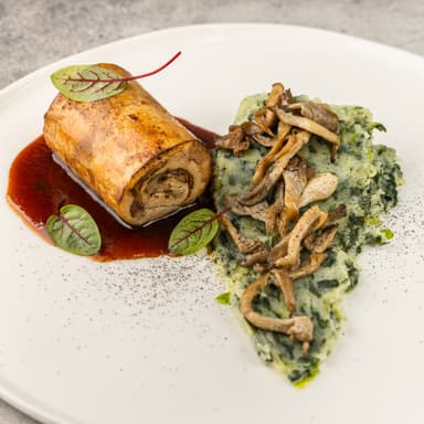 Рулет из куриного филе с вешенками, картофелем, шпинатом и соусом демиглас 