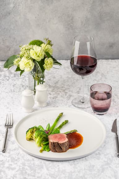 Стейк из вырезки со спаржей, брокколи, стручковым горошком и медовым демигласом