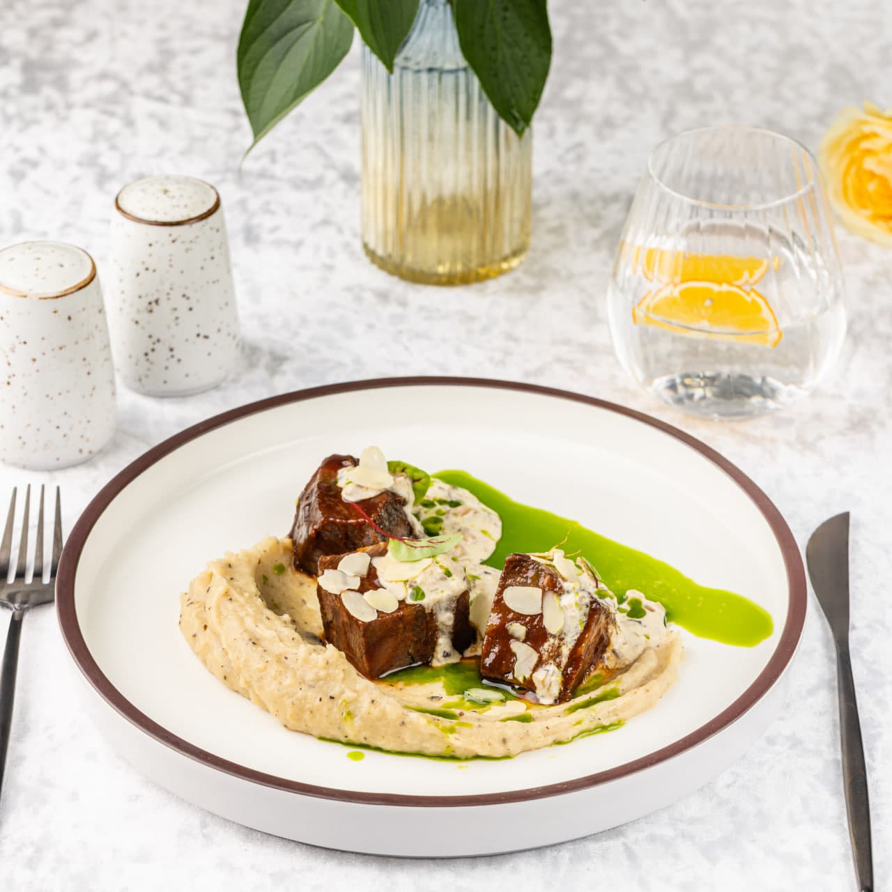 Говяжьи щечки с картофельно-трюфельным муссом, грибным соусом и зеленым маслом