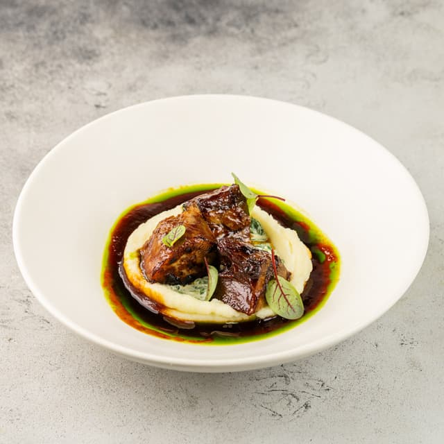 Говяжий язык с картофельным муссом, сливочным шпинатом и трюфельным соусом