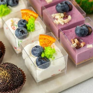 Домашний десерт с маскарпоне, ягодами и чипсами из апельсина