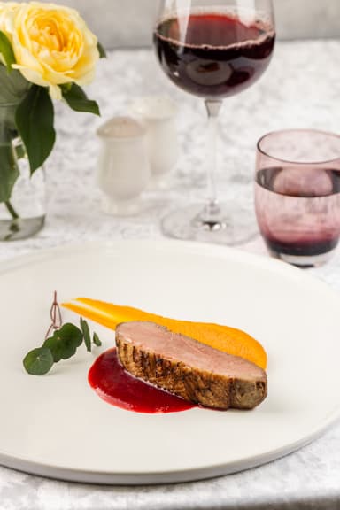 Утиная грудка с муссом тыквы и брусничным соусом