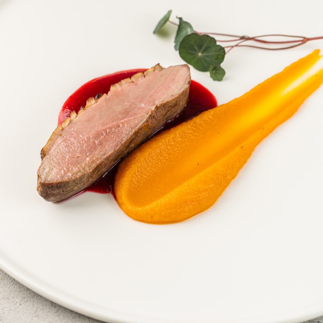 Утиная грудка с муссом тыквы и брусничным соусом