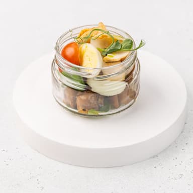 Салат с куриным филе, яйцом, шампиньонами, черри, горошком