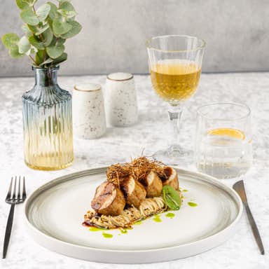 Медальон из свиной вырезки с эноки в перечно-имбирном соусе