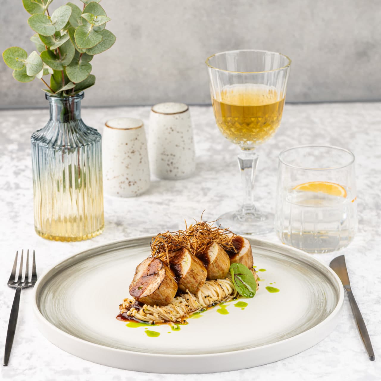 Медальон из свиной вырезки с эноки в перечно-имбирном соусе