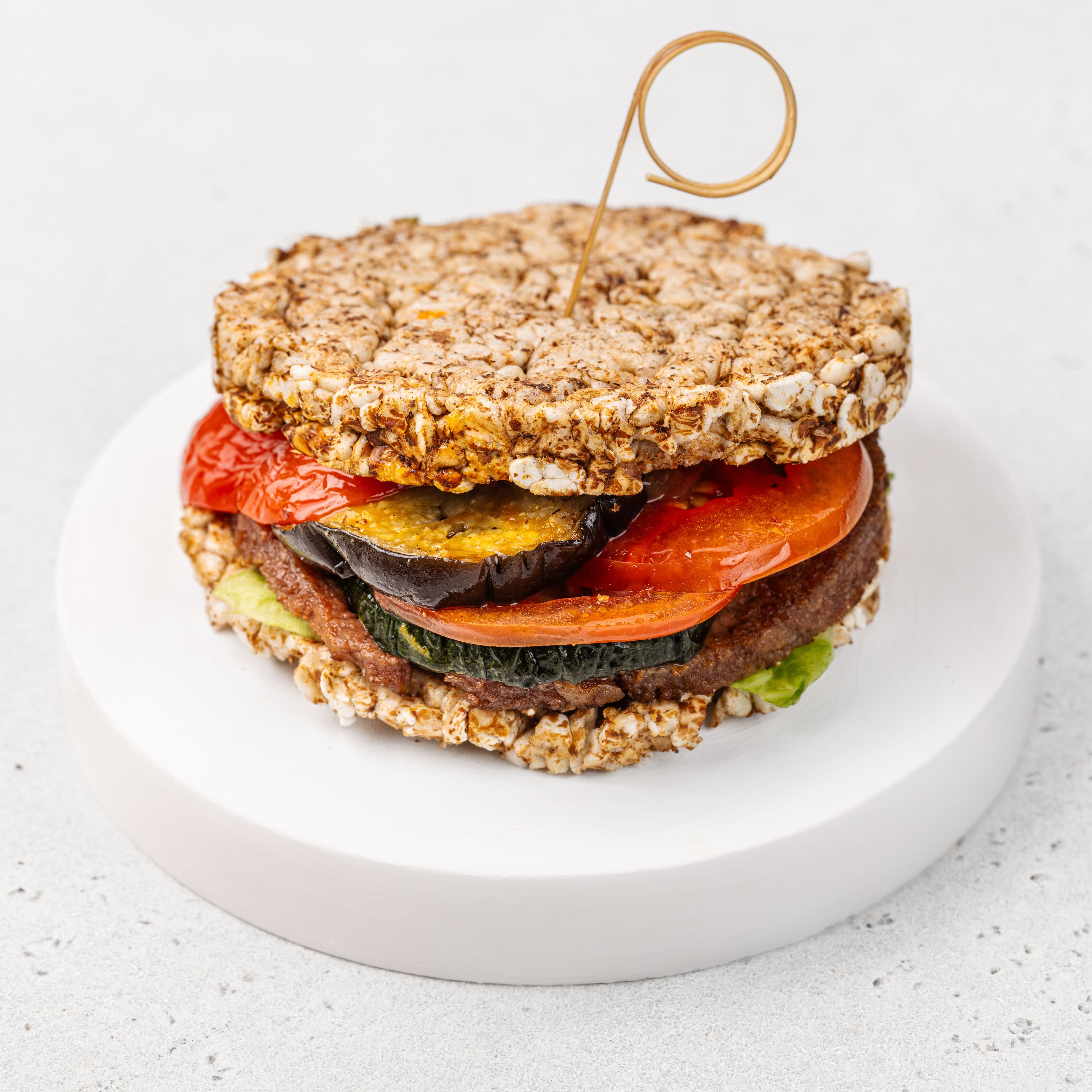 Бургер на хлебцах, с растительной котлетой, овощами гриль