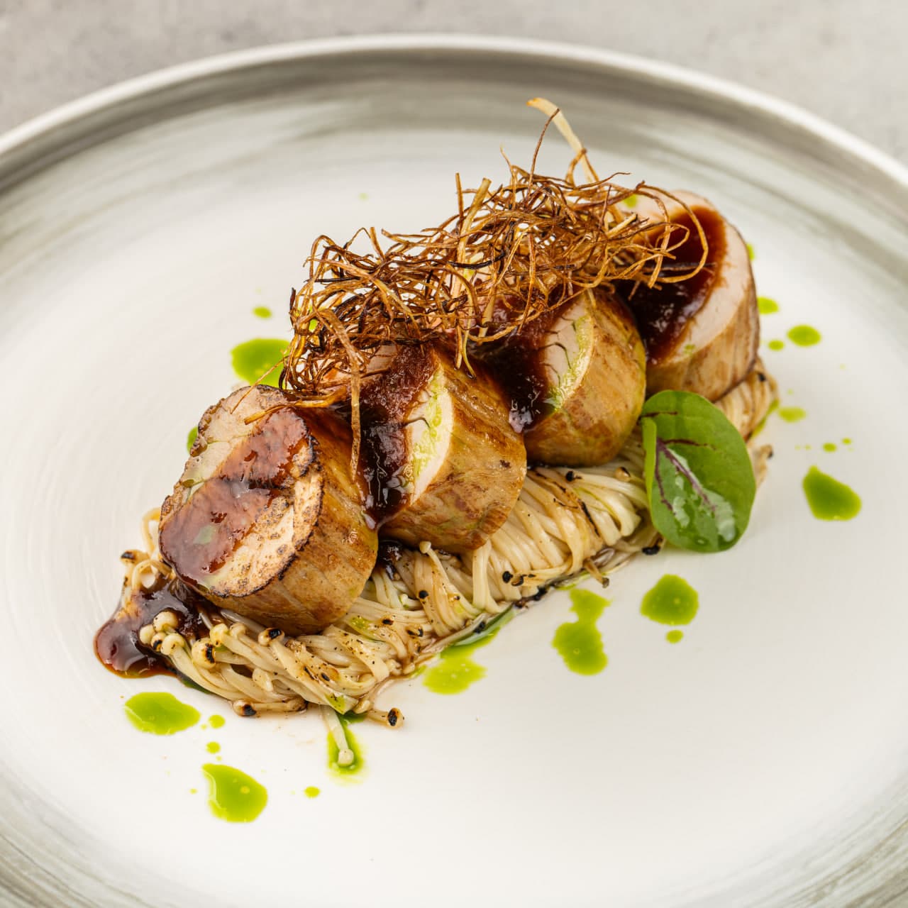 Медальон из свиной вырезки с эноки в перечно-имбирном соусе