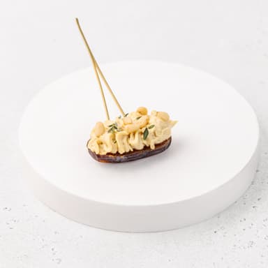 Королевсский финик с хумусом и кедровыми орехами