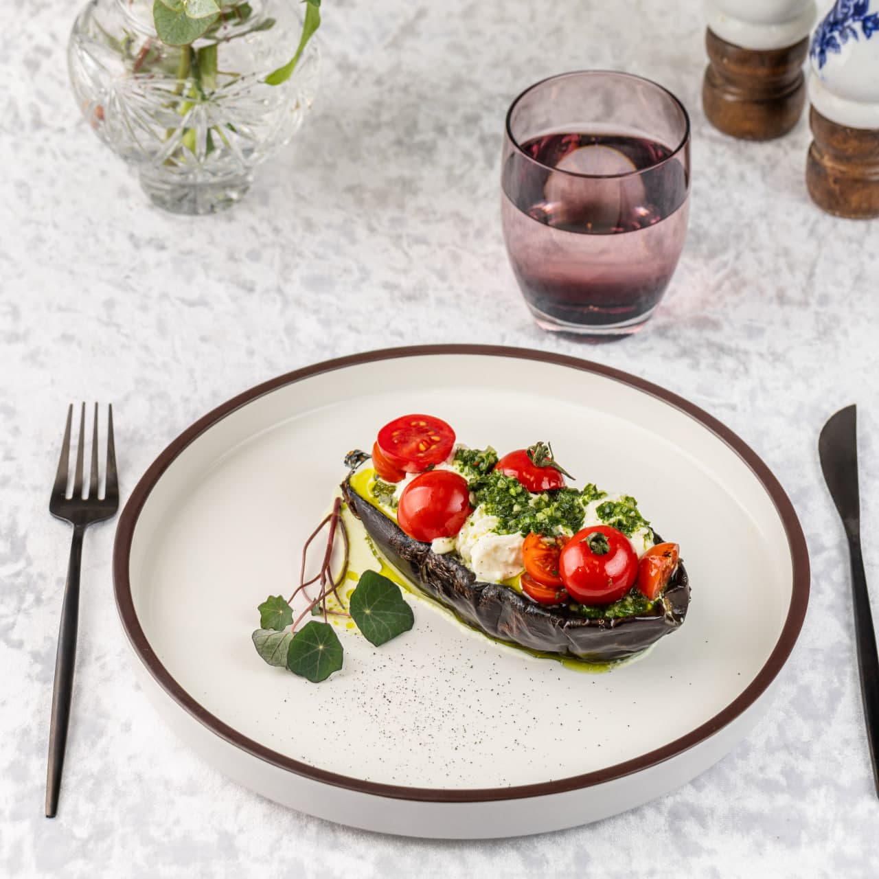 Страчателла на печенном баклажане и томатами черри