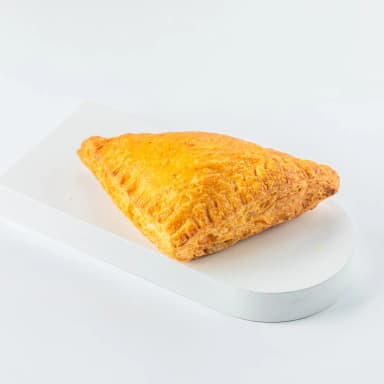 Пирожок слоеный с курицей и грибами