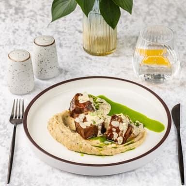 Говяжьи щечки с картофельно-трюфельным муссом, грибным соусом и зеленым маслом