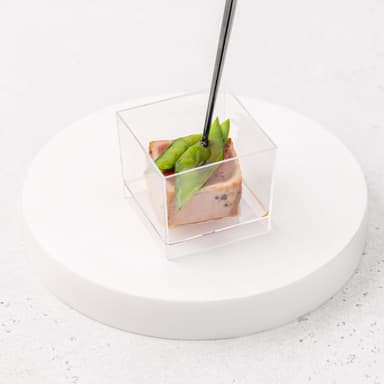 Тунец татаки в кунжуте со стручковым горошком и соусом понзу