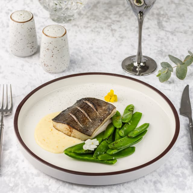 Угольная треска со стручковым горошком в сливочно-цитрусовым соусе