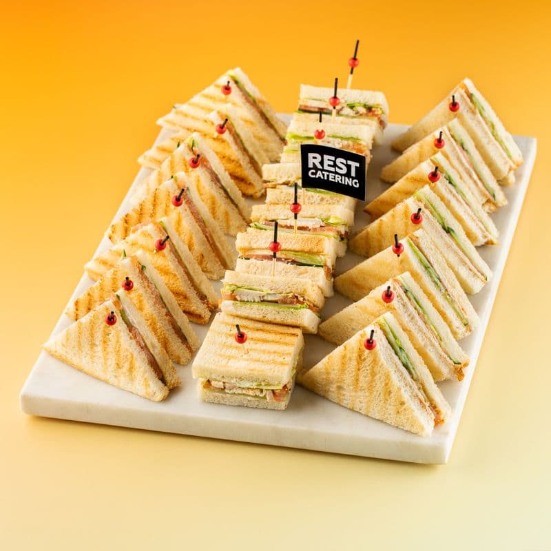 Сэндвич с сочным куриным филе и соусом цезарь