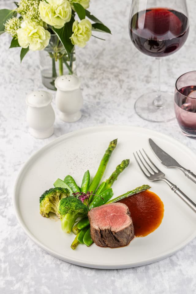 Стейк из вырезки со спаржей, брокколи, стручковым горошком и медовым демигласом Стейк из вырезки со спаржей, брокколи, стручковым горошком и медовым демигласом