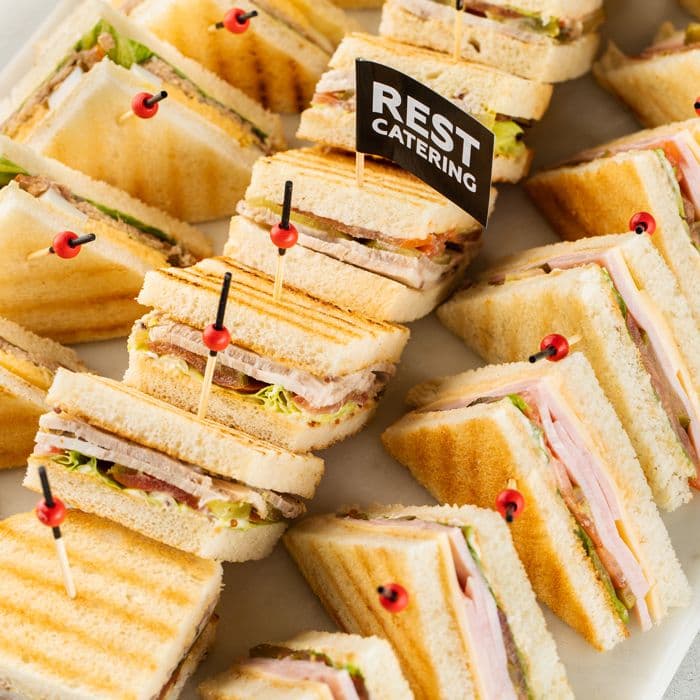 Классический сэндвич с ветчиной и сыром