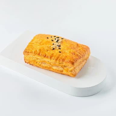 Пирожок слоеный с курицей и сыром дор блю