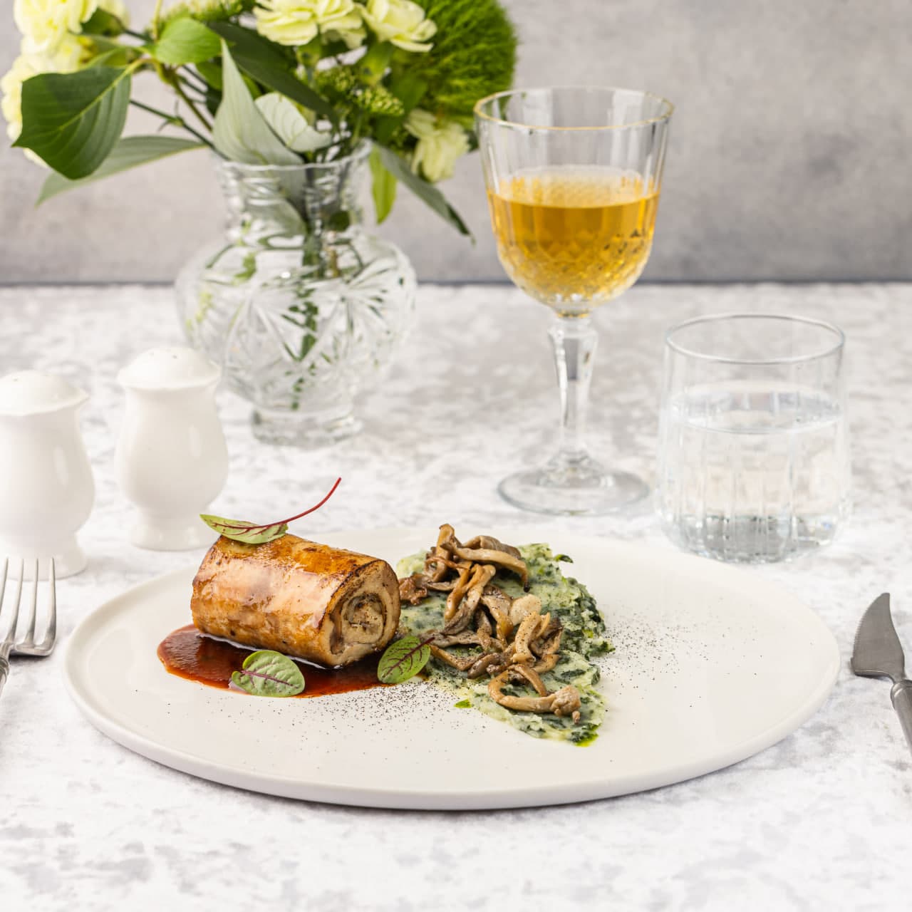 Рулет из куриного филе с вешенками, картофелем, шпинатом и соусом демиглас