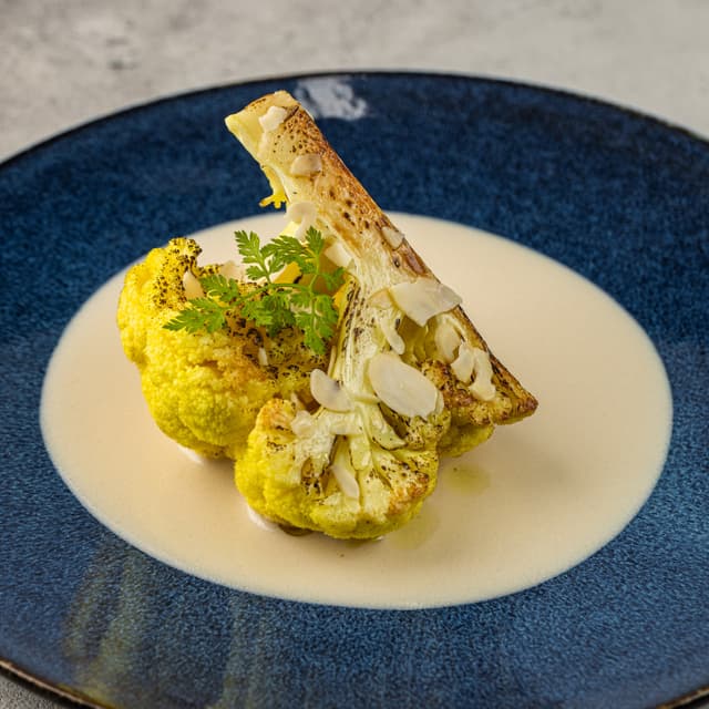 Стейк из цветной капусты с кокосовым соусом и миндальными лепестками