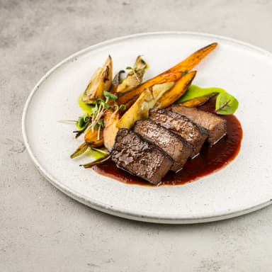 Брискет длительно томления с печеным фенхелем, морковью и медовым демигласом